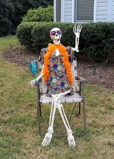 Pose Skeleton For Halloween, Decorated Skeleton Ideas, Dressed Up Skeleton Decor, Dress Up Plastic Skeleton Ideas, Posing Skeletons Ideas, Fun Skeleton Poses, Skeleton Ideas For Yard Funny, Funny Halloween Skeleton Poses, Skeleton Yard Scenes Funny