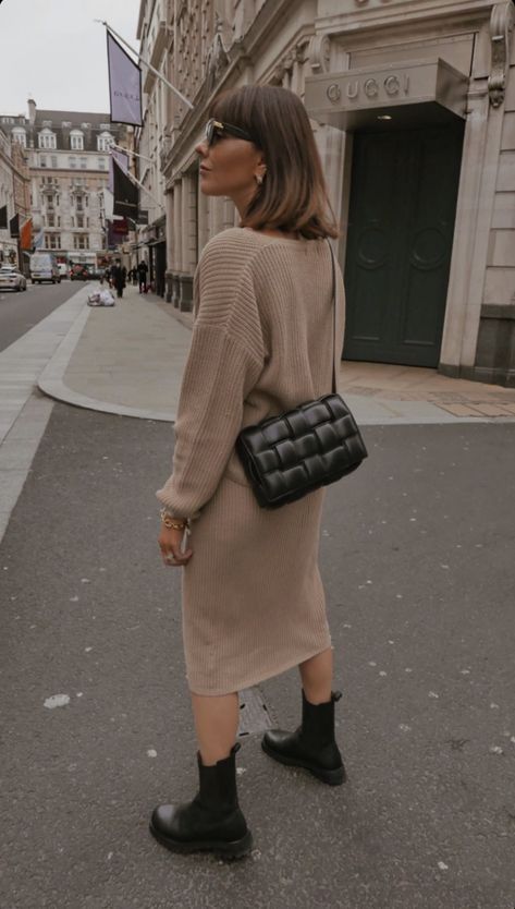 Bottega Padded Cassette Outfit, Bottega Padded Cassette, Bag Wishlist, Bottega Veneta Cassette, Angel Fashion, Style 2023, Bag Collection, Bags Purses, Well Dressed