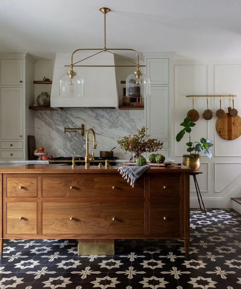 This kitchen island feels so vintage Image credits: Plaster & Patina / Amy Bartlam Timeless Kitchen Cabinets, Kitchen Island Layout, Timeless Kitchen Design, Dreamy Kitchens, Kitchen Center Island, Walnut Kitchen, Mediterranean Kitchen, Timeless Kitchen, Luxury Kitchen Design