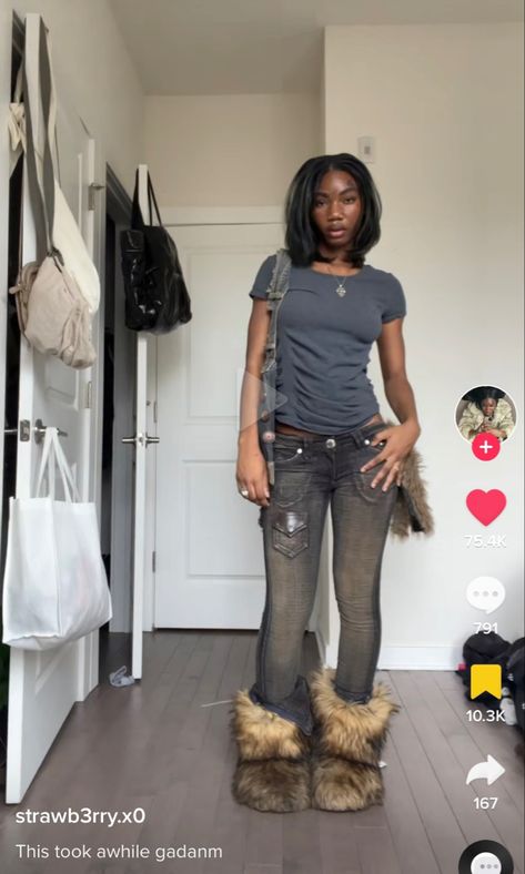 Afro Punk Outfits, Fur Boots Outfit, Outfit With Boots, Punk Outfit, 2000s Punk, Street Style Outfits Casual, Fluffy Boots, Outfits Baddie, Black Boots Outfit