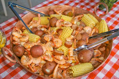 Charleston, South Carolina's Finest Frogmore Stew Frogmore Stew, Low Country Boil Recipe, Low Country Boil Party, Seafood Broil, How To Cook Kielbasa, Country Boil, Low Country Boil, Paula Deen Recipes, Boiled Food