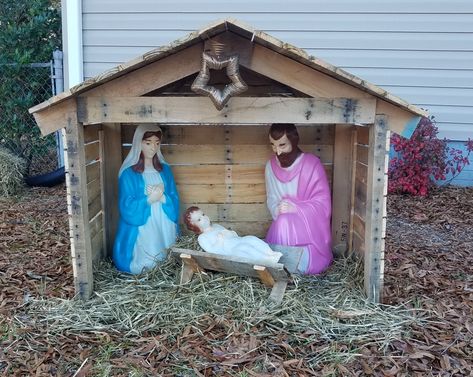 Pallet Manger Scene, Pallet Manger, Pallet Nativity Scene, Nativity Scene Diy, Outdoor Nativity Scene, Outdoor Nativity, Christmas Manger, Christmas Mail, Christmas Church