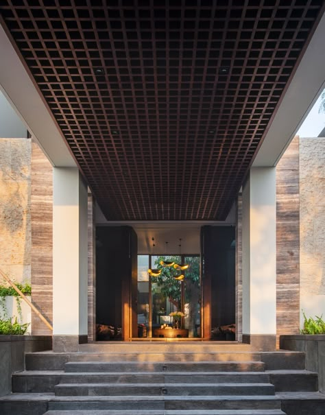 Tropical House Entrance, Modern Tropical Facade, Modern Tropical House Exterior, Tropical Minimalist House, Villa Entrance Design, Tropical Entrance, Tropical Contemporary House, Tropical Modern House, Modern Asian House