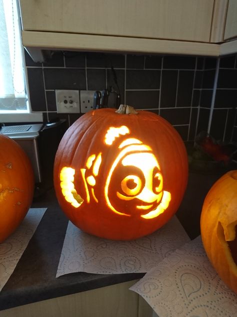 Dory Pumpkin Carving, Finding Nemo Pumpkin Carving, Pumpkin Disney Carving Ideas, Nemo Pumpkin Carving, Easy Disney Pumpkin Carving, Finding Nemo Pumpkin, Fish Pumpkin Carving, Pumpkin Carving Ideas Disney, Disney Pumpkin Carving Ideas