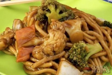 Receita de Yakissoba de frango simples em Massas, veja essa e outras receitas aqui! Salty Foods, Chicken Main Dishes, Brazilian Food, Japan Food, Asian Dishes, Perfect Food, One Pot Meals, Easy Cooking, Other Recipes