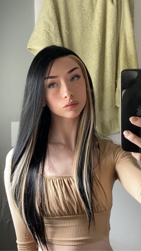 Girl wearing black and blonde skunk stripe wig, blue eyes, tan shirt, mirror selfie. Black Hair Blond Streak, Black Money Piece Hair On Blonde, Black Hair Blonde Money Piece, Black Hair With Blonde Money Piece, Black Hair Blonde Streak, Narcissa Malfoy Hair, Small Face Hairstyles, Blonde Black Hair, Skunk Stripe Hair