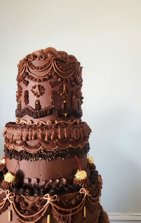 Chocolate Lambeth Cake, Traditional Wedding Cake Designs, Cake Designs Chocolate, Vintage Chocolate Cake, Lambeth Wedding Cake, Lambeth Cake, Cake Brown, Roblox Cake, Traditional Wedding Cake