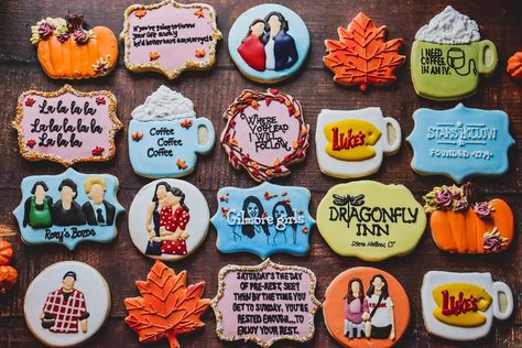 Flood icing and stiff icing Gilmore Girls Sugar Cookies, Gilmore Girls Cookies Decorated, Gilmore Girls Cookies, Ackley Bridge, Cutout Cookies, Xoxo Gossip, Sugar Cookie Designs, Cookies Decorated, Cookie Ideas