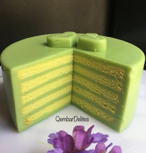 Pandan Kaya Cake, Pandan Sponge Cake Recipe, Malaysia Dessert, Custard Layer Cake, Pandan Cake Recipe, Pandan Custard, Pandan Layer Cake, Asian Cakes, Matcha Mousse