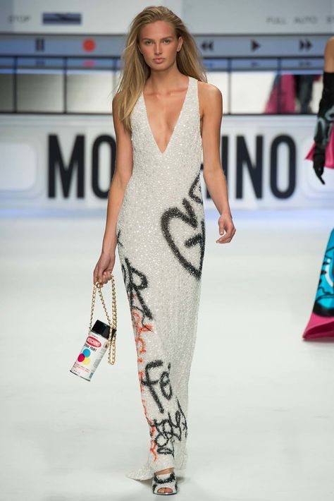 Moschino Fall 2015 Ready-to-Wear Fashion Show Milano Fashion Week, Dior Couture, Jeremy Scott, 2015 Fashion, Fall 2015, Milan Fashion Week, Spray Paint, Look Fashion, Moschino