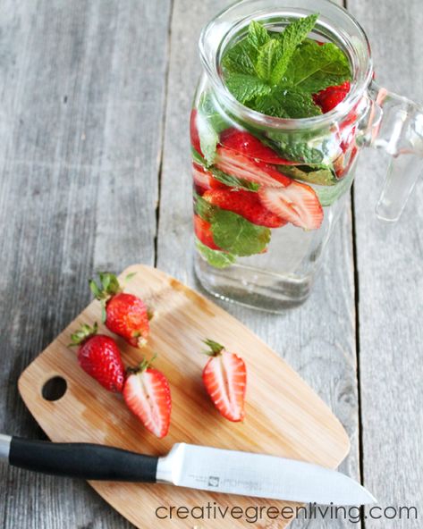 Fruit infused water recipes with strawberry and mint Diffused Water, Mint Infused Water, Mint Detox Water, Keto Snack Recipes, Detox Water Recipe, Cucumber Detox Water, Recipes Strawberry, Strawberry Mint, Infused Water Recipes