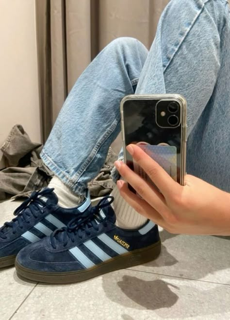 #adidassneakers #bluesneakers #athleticwear Adidas Samba Outfit, Samba Outfit, Dr Shoes, Skandinavian Fashion, Pretty Shoes Sneakers, Shoe Wishlist, Adidas Spezial, Aesthetic Shoes, Stockholm Fashion