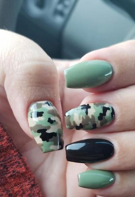 Army Mom Nails Design, Camo Nail Designs Camouflage, Camouflage Nails Designs, Hunting Nails Designs, Army Nails Design, Camo Nails Acrylic, Western Nails Fall, Hunting Nail Designs, Camo Acrylic Nails