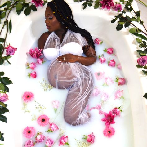 Maternity Shoot Milk Bath, Maternity Photoshoot Ideas Black Women, Maternity Shoot Outfit, Maternity Picture Outfits, Milk Bath Maternity, Baby Announcement Photoshoot, Cute Pregnancy Pictures, Maternity Photography Studio, Maternity Photoshoot Outfits