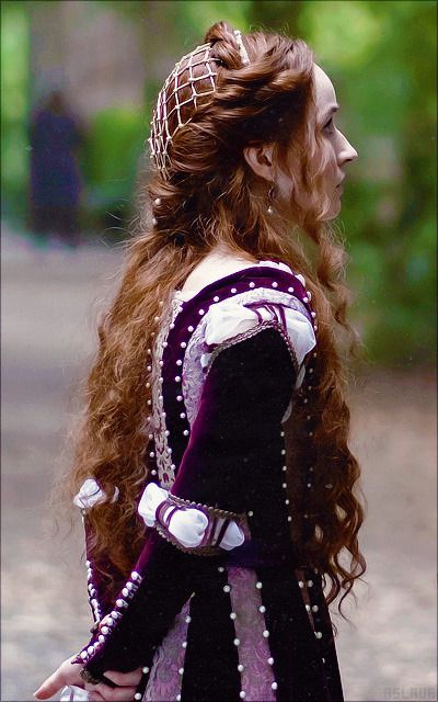 Old English Hairstyles, Rosaline Costume, Princess Hair Aesthetic, Fantasy Hairstyles Princesses, 15th Century Hairstyles, Medieval Hairstyles Princesses, Tudor Hair, Medieval Mysticism, Medieval Hair