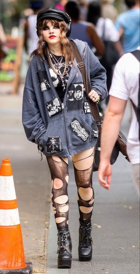 Punk Fashion 2023, Alternative Fashion 2023, Harajuku Grunge Fashion, Punk Fall Fashion, Maximalist Alt Fashion, Voidpunk Fashion, Alt Rock Outfit, Types Of Punk, Hardcore Punk Fashion