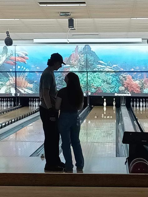 Couple First Date Pics, Couple Bowling Pictures, First Date Astetic, Couples Bowling Pics, Bowling Date Aesthetic, Double Date Aesthetic, Cute Date Aesthetic, First Date Aesthetic, Date Aesthetic Couple