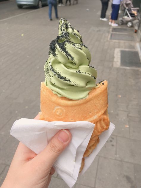 Streetfood Aesthetic, Nautical Food, Creamy Matcha, Ice Ice Cream, Japanese Street Food, Perfect Chocolate Chip Cookies, Japanese Dessert, Japanese Snacks, Tasty Bites