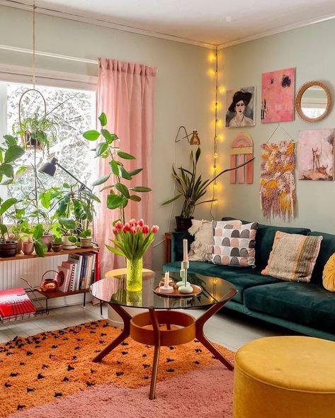 25 Fabulous Vintage Living Room Ideas Vintage Living Room Ideas, 60s Bedroom Decor, Funky Living Rooms, Minimalist Living Room Design, Bedroom Ideas Aesthetic, Aesthetic Living Room, Retro Living Rooms, Retro Room, Bedroom Decor Inspiration