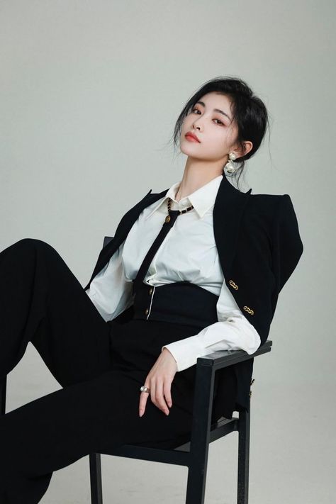 Masc Women, Woman In Suit, Model Pose, Half Body, Female Pose Reference, Figure Poses, Character Reference, Shooting Photo