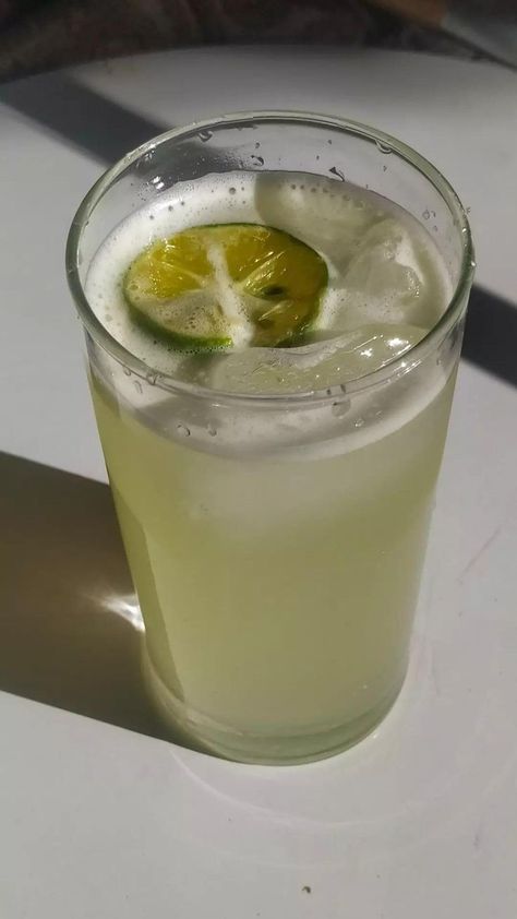 aesthetic lemonade glass Lime Juice Aesthetic, Mint Lemonade Aesthetic, Brazilian Lemonade Aesthetic, Limeade Aesthetic, Lemonade Instagram Story, Limonada Aesthetic, Aesthetic Lemonade, Tori Core, Dorm Meals