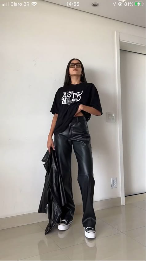 Leather Pants Outfit Casual, Lederhosen Outfit, Leather Pants Outfit, Pants Outfit Casual, Ideas Outfit, Looks Street Style, Trendy Outfit, Fashion T Shirt, Looks Chic