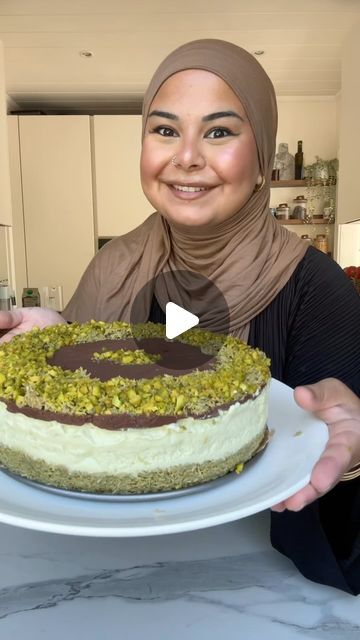 Yasemin Wagner on Instagram: "Dubai Chocolate Cheesecake 🔥🍫  #fy #fypage #fyp #fypシ #fypp #foryou #foryoupage #dubaichocolate" Dubai Cheesecake Recipe, Dubai Chocolate Cheesecake, Dubai Chocolate Cake, Dubai Cake, Dubai Dessert, Dubai Chocolate, Chocolate Torte, Cheesecake Bars, Chocolate Cheesecake