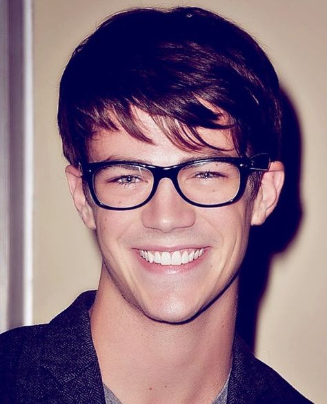 Grant Gustin // look at this cutie Grant Gustin Hair, The Flash Grant Gustin, Wish Granted, Superman Lois, Supergirl And Flash, Barry Allen, Grant Gustin, Hooded Eyes, Aesthetic Ideas