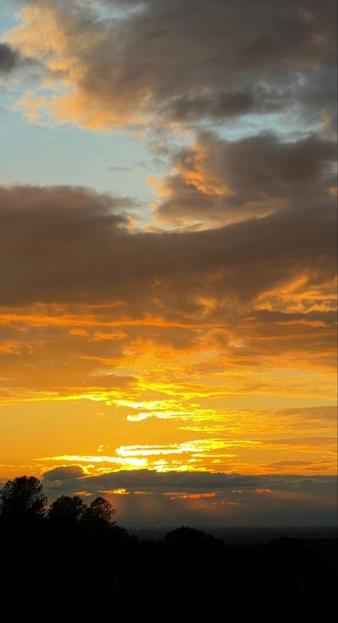 Kris Hui via ig storys. #sunset #yellow #clouds #orange #sun Yellow Sky Aesthetic, Blue And Yellow Sunset, Yellow Sunrise, Yellow Clouds, Ynwa Liverpool, Bedroom Mural, Golden Sky, Yellow Sunset, Sunset Yellow