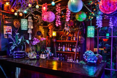 Tiki Bar Indoor, Tiki Bar Interior, At Home Tiki Bar, Tiki Bar Lighting Ideas, Garage Tiki Bar, Tiki Night Party, Home Tiki Bar Ideas, Tiki Treehouse, Tiki Bar Aesthetic