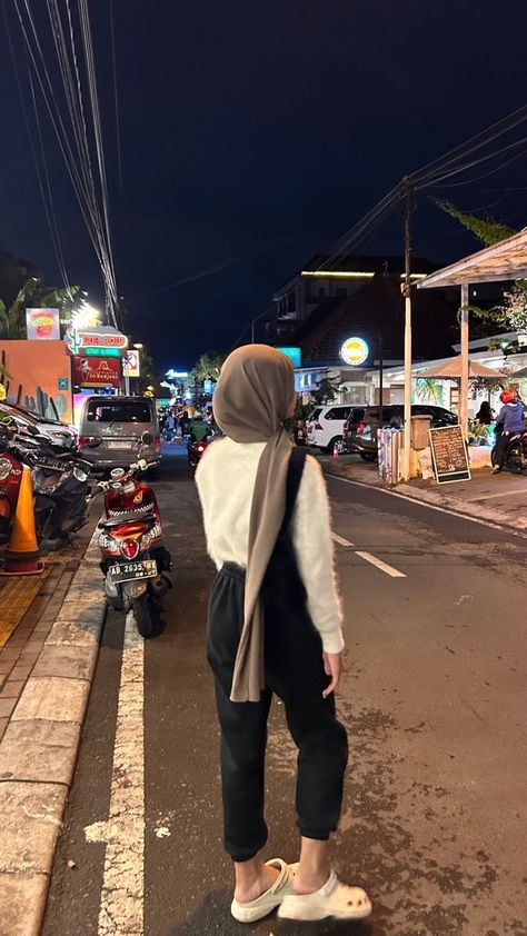 outfit hijab casual (4) Ootd Jeans Hitam, Outfit Jogger Hijab, Ootd Jogger, Outfit Hijab Ideas, Outfit Celana, Celana Jogger, Celana Jogger Wanita, Ootd Jeans, Outfit Hijab Casual