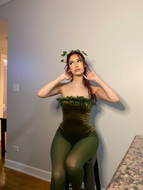 Easy Poison Ivy Costume, Simple Poison Ivy Costume, Poison Ivy Rave Outfit, Green Goddess Halloween Costume, Female Villain Costumes Ideas, Earthy Halloween Costumes, Dc Costumes For Women, Readhead Costumes Halloween, Villian Halloween Costumes Female