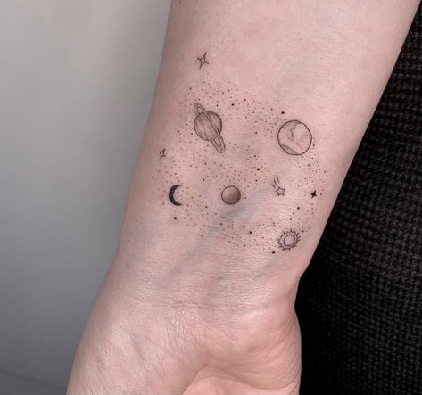 Space Dust Tattoo, Space Thigh Tattoo, Orbit Tattoo, Milky Way Tattoo, Universe Tattoo Ideas, Jupiter Tattoo, Tattoos Simplistic, Space Tattoo Ideas, Astronomy Tattoo