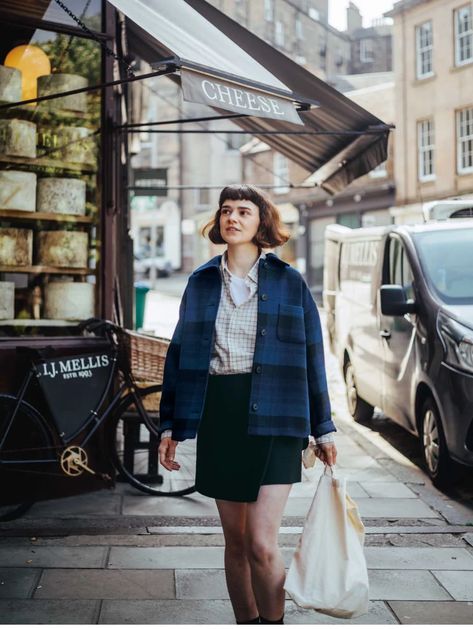 UNIQLO | LifeWear magazine | Edinburgh: Old City, New Style Woman Fall Fashion, University Edinburgh, Uniqlo Fashion, Scotland Style, Show Outfits, Uniqlo Style, Middle Aged Woman, Youth Worker, Art Studio Space