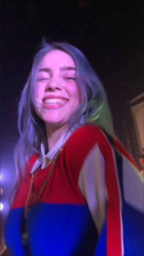 Billie Eilish Vídeos, Billie Eillish, My Kind Of Woman, Grey Hair, Her Smile, Silver Hair, Blue Hair, Favorite Person, Billie Eilish