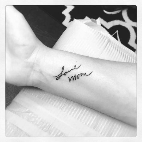 Mom Signature Tattoo Handwriting, Family Member Writing Tattoo, Memorial Tattoos Mom Handwriting, Loved Ones Signature Tattoo, Love Mum Tattoo, Signature Wrist Tattoo, Tattoos Of Loved Ones Handwriting, Hand Writing Tattoos For Women, Tattoos Of Handwriting