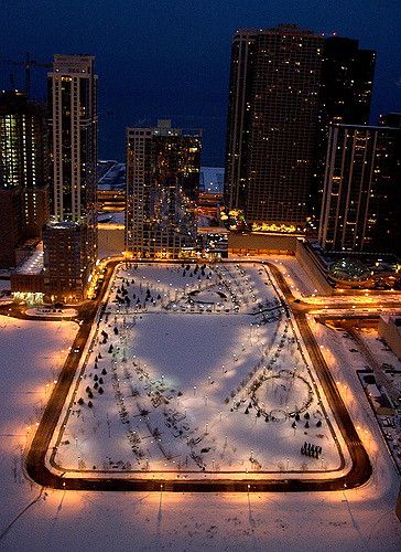 Chicago cityscape at dusk. Pinned by #CarltonInnMidway - www.carltoninnmidway.com Christmas In Chicago, Chicago Christmas, Chicago Cityscape, Chicago Aesthetic, Chicago Winter, Fairmont Hotel, Chi Town, City At Night, Chicago Photography