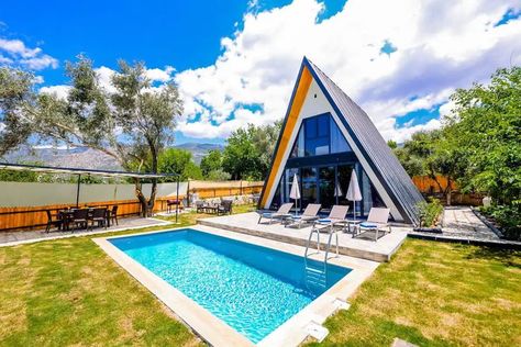 This authentic looking A-Frame house is located in Kas, Antalya, Turkey. Cabin Tree, A Frame Cabin Plans, Resort Plan, Triangle House, Resort Ideas, Tiny House Luxury, Tiny House Nation, A Frame House Plans, Frame Cabin