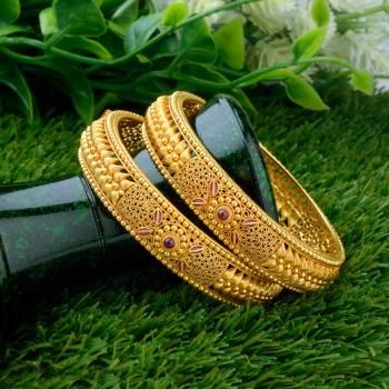 Gold Kangan, Gold Bangles Indian, Gold Bangles For Women, Antique Gold Jewelry Indian, Gold Bangle Set, Modern Gold Jewelry, Pearl Necklace Designs, Gold Bride Jewelry, Antique Gold Jewelry