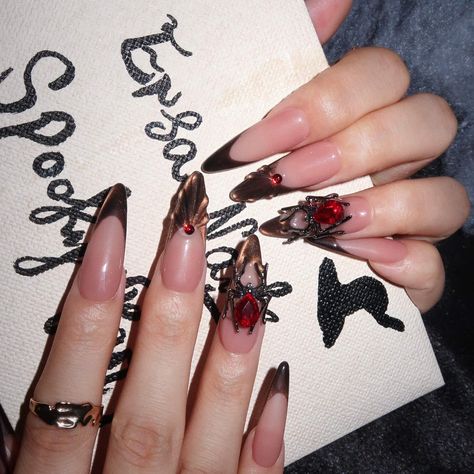 ‧₊˚🕷‧₊˚SPIDER QUEEN‧₊˚🕷‧₊˚ This stunning set features a deep brown cat-eye French design that exudes sophistication and mystery.🖤 Adorned with a captivating spider embellishment on the ring finger and accented with striking red rhinestones, these nails are perfect for those looking to make a bold statement this Halloween.🎃 Shop now on ersanails.com 🕷️ #pressons #spidernails #halloweennails Spider Queen, Brown Cat, The Spider, Deep Brown, Red Rhinestone, Ring Finger, French Design, Halloween Nails, Halloween Shopping