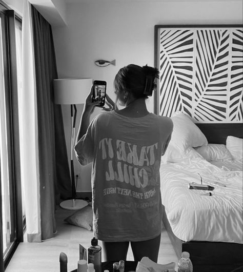 Mirror Picture Selfie Graphic Design Top T shirt Tee Shirt Vacation Summer Claw Clip Hairstyle Nails Hotel Take it Chill Oversized T shirt Black and White Filter Aesthetic Back Of Shirt Pictures, Oversized Tshirt Picture Ideas, Jersey Mirror Selfie, Black Tshirt Dress Outfit, Oversized Shirt Aesthetic, Oversized Tshirt Mirror Pic, Black Tshirt Dress, Tshirt Dress Outfit, Oversize Tshirt Outfits