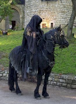 Dark Rider. I could totally pull this off with my horse! Badass Halloween Costumes, Horse Halloween Costumes, The Fellowship Of The Ring, Horse Costumes, Horse Armor, Fantasy Horses, Black Horses, Friesian Horse, Fellowship Of The Ring