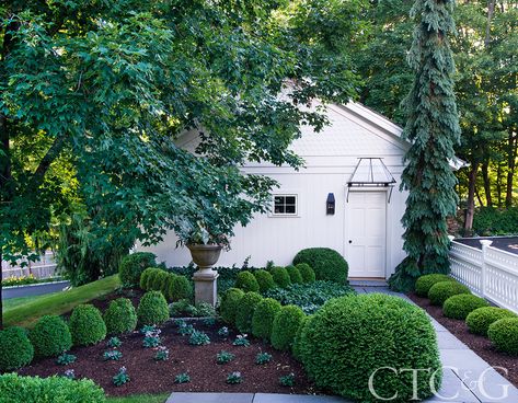 Tour the Bucolic Grounds of a 10-Acre Connecticut Landscape - Cottages & Gardens Connecticut Landscape, Hamptons Cottage, Landscaping Around House, Plant Containers, Garden Walls, Spring Images, Estate Garden, Garden Tours, Back Patio