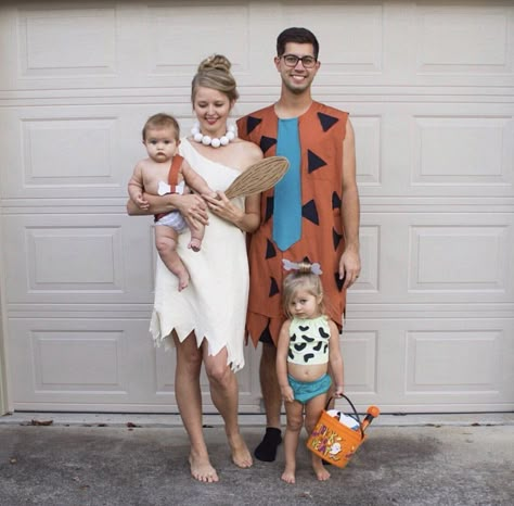 31 Awesome Family Halloween Costumes That You'll Want to Try - Just Simply Mom Family Halloween Photoshoot, Matching Family Halloween Costumes, Diy Fantasia, Halloween Costume Couple, Family Themed Halloween Costumes, Halloween Family Costumes, Family Halloween Costume Ideas, Family Costume Ideas