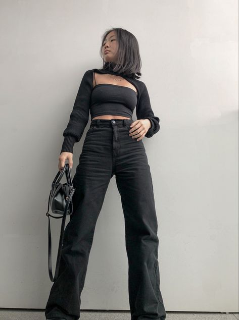 Black Wide Jeans Outfits Aesthetic, All Black Crop Top Outfit, Outfit With Black Jeans Aesthetic, Crop Top And Wide Leg Jeans Outfit, Black Wide Legged Jeans Outfit, Baggy Black Jeans Outfit Summer, Wide Leg Jeans Outfit Party, Wide Pants Jeans Outfit, Crop Top With Wide Leg Jeans