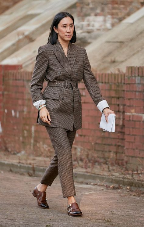 Eva Chen, Floral Tea Dress, Trouser Suit, Practice Outfits, Slim Sweater, Fashion People, Cool Street Fashion, Style Mistakes, Pleated Midi Skirt