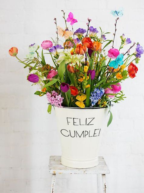 Flowers Bucket, Colorful Flowers Arrangements, Bouquet Champetre, Floral Arrangements Diy, Flower Bucket, Trendy Flowers, Floral Display, Spring Garden, Amazing Flowers