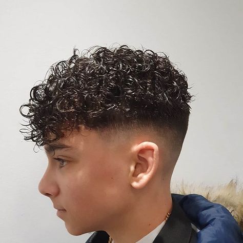 Short Spiral Perm, Trending Hairstyles For Men, Curly Boy, Spiral Perm, Curly Hair Fade, Comb Over Haircut, Side Hairstyles, Pelo Afro, Mens Hair Trends