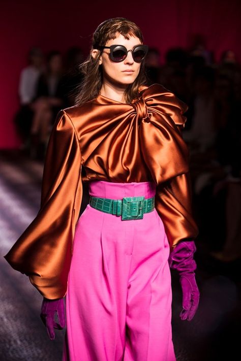 Kati+Nescher+(Viva)+at+Schiaparelli+Haute+Couture+AW14 Schiaparelli Haute Couture, Jeans Trend, Dramatic Style, Outfit Vintage, Dior Haute Couture, Couture Week, Zuhair Murad, Chic Outfit, Pink Pants