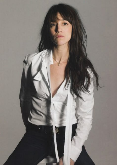 Charlotte Gainsbourg, BCBG. What stylish young parisiennes aim for. Charlotte Gainsbourg Hair, Charlotte Gainsbourg Style, Langer Pony, Annie Clark, Charlotte Gainsbourg, Serge Gainsbourg, Patti Smith, Catherine Deneuve, French Girls